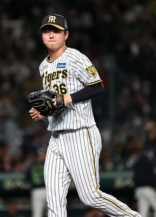 阪神対ヤクルト　8回、ヤクルトに勝ち越された浜地は悔しそうな表情でベンチに引き揚げる（撮影・上田博志）