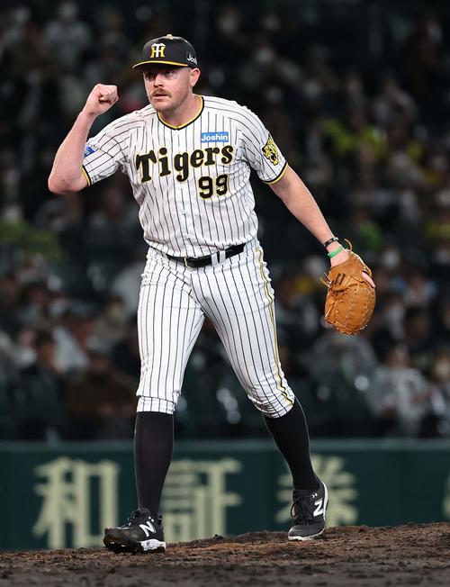 阪神対ヤクルト　9回表ヤクルト2死一、三塁、ビーズリーは丸山和を三振に仕留めてガッツポーズ（撮影・上田博志）