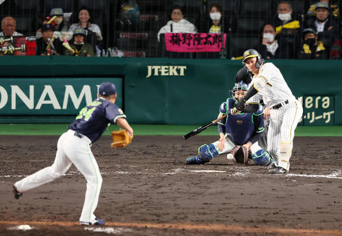 阪神対ヤクルト　9回裏阪神2死一、二塁、森下は空振り三振に倒れて試合終了となる（撮影・加藤哉）