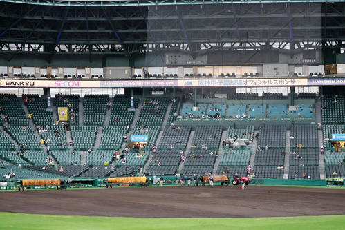 阪神対ヤクルト　午後5時すぎには完全にグラウンドが姿を現した（撮影・加藤哉）