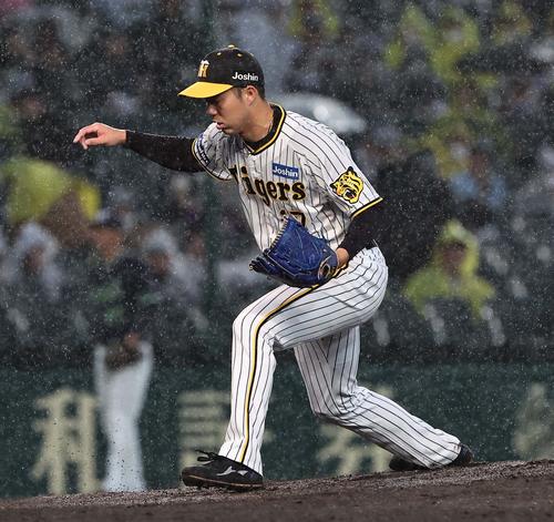 阪神対ヤクルト　滑るマウンドで投球する青柳（撮影・上田博志）