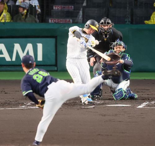 阪神対ヤクルト　1回裏阪神無死、近本は右へ三塁打を放つ。投手は小川（撮影・加藤哉）