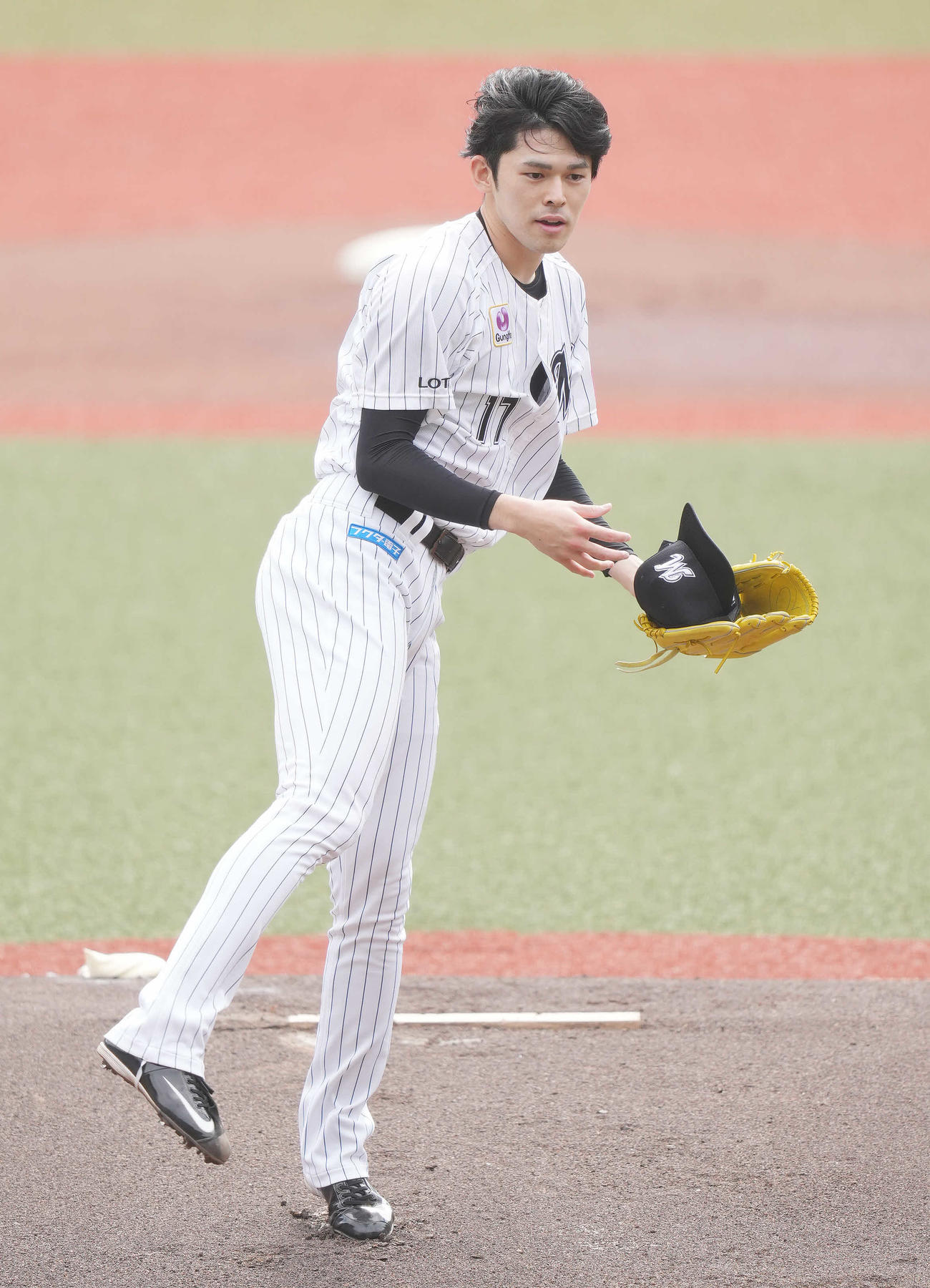 ロッテ対日本ハム　帽子を飛ばしながら力投するロッテ佐々木朗（撮影・鈴木みどり）