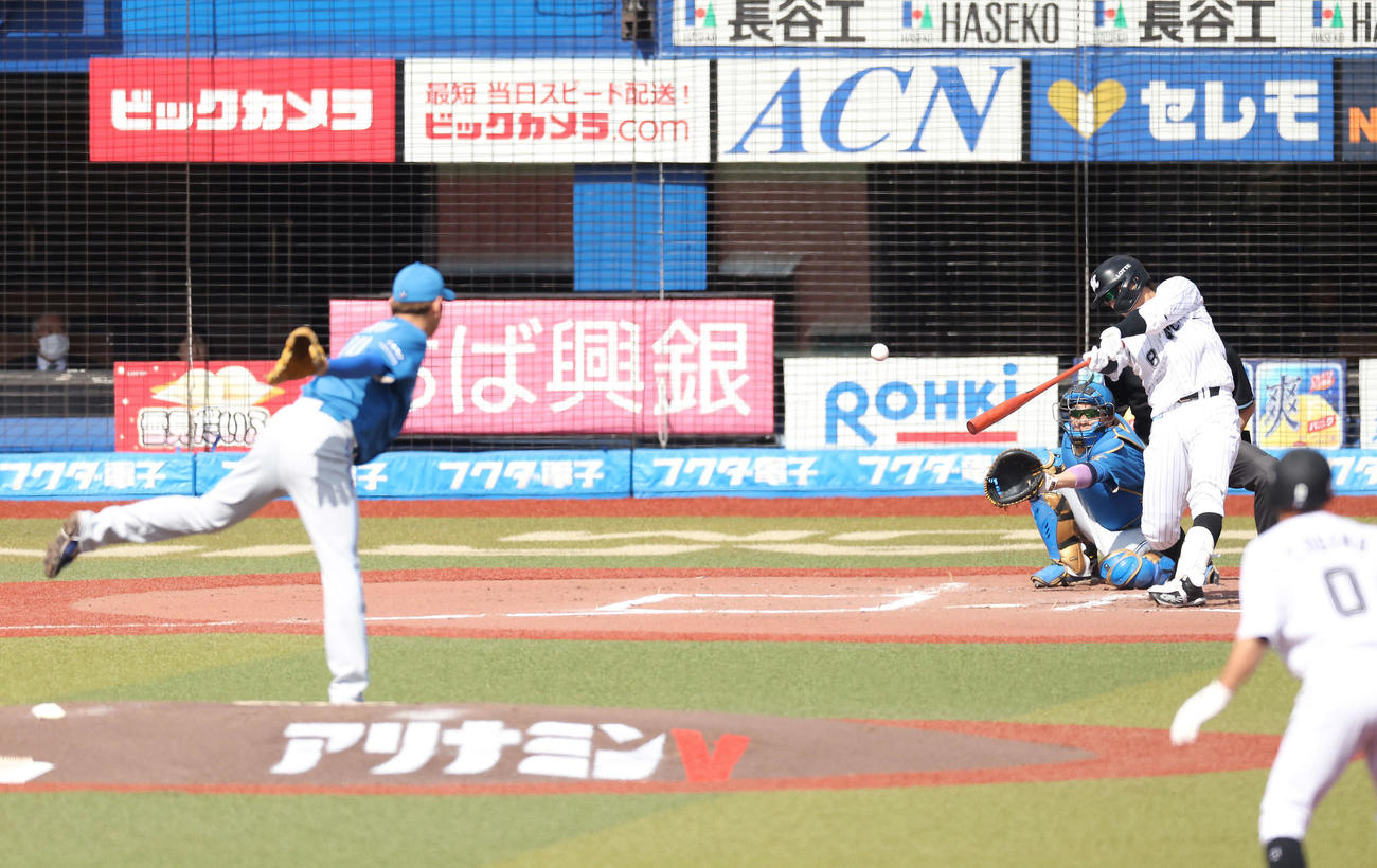 ロッテ対日本ハム　1回裏ロッテ1死二塁、先制適時二塁打を放つ中村奨。投手日本ハム加藤貴（撮影・河田真司）