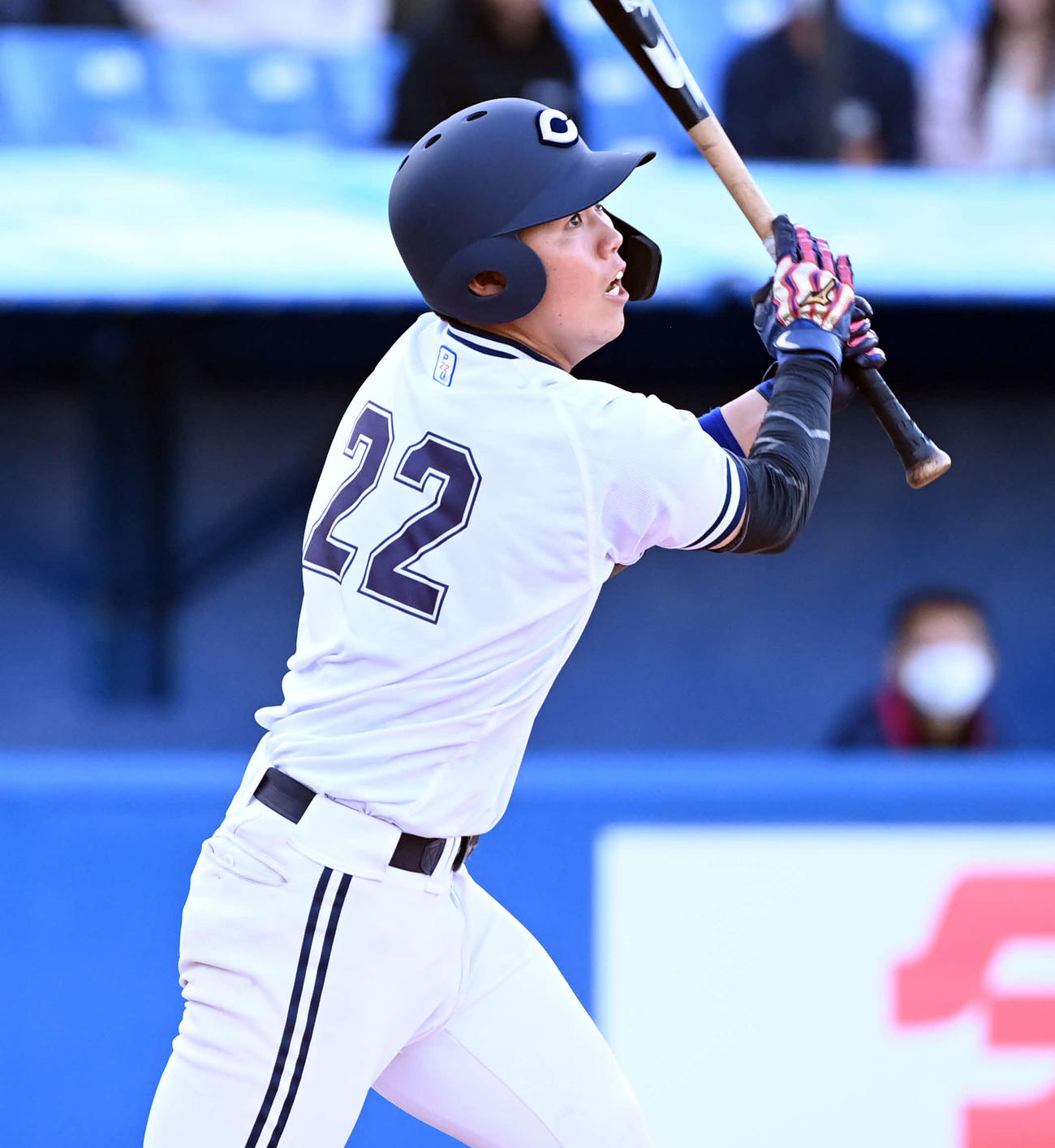 亜大対中大　7回裏中大1死一、三塁、勝ち越しの右犠飛を放つ綱川（撮影・たえ見朱実）