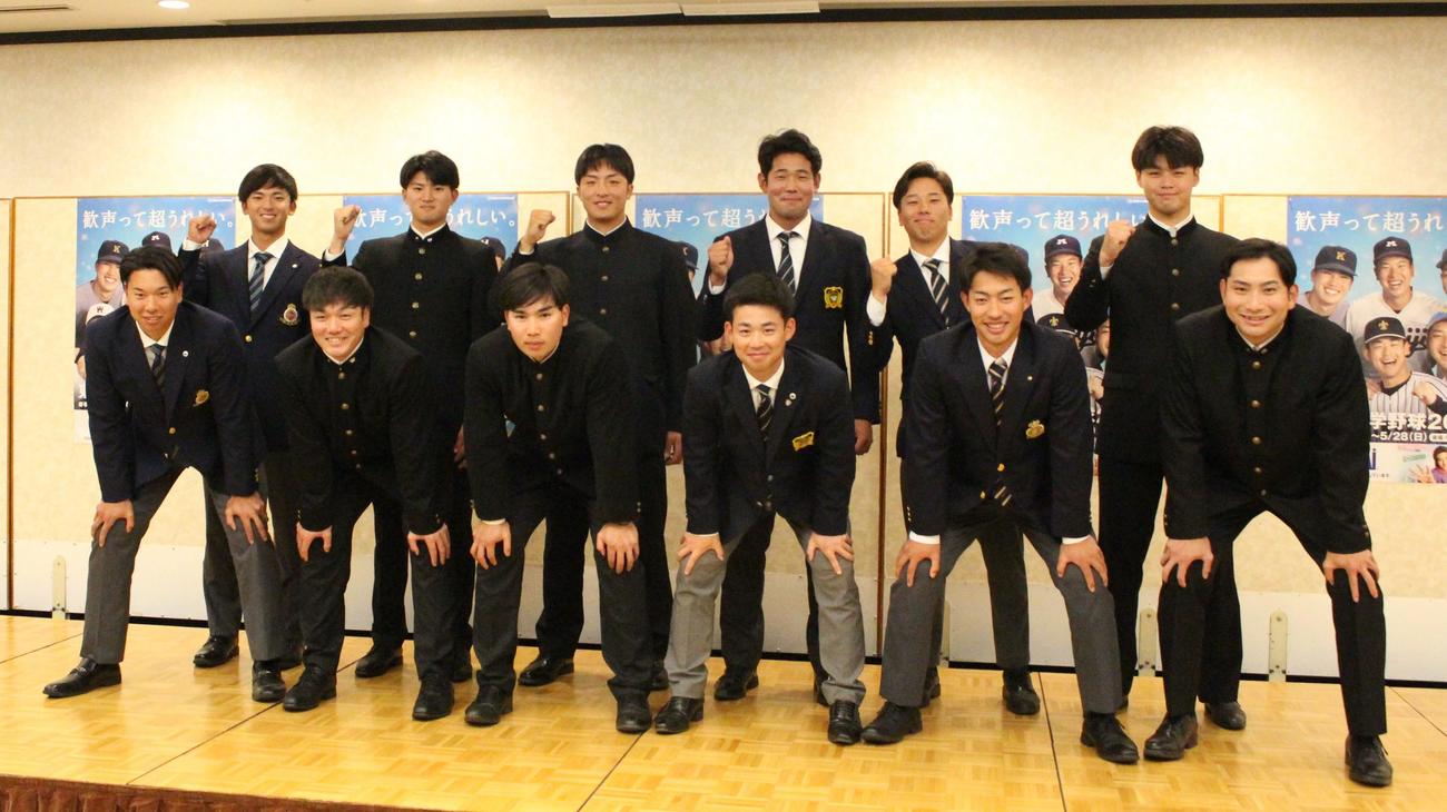 東京6大学の会見に出席した、前列左から明大・上田、早大・熊田、慶大・広瀬、立大・西川、法大・今泉、東大・梅林。後列左から明大・宗山、早大・加藤、慶大・宮崎、立大・池田、法大・尾崎、東大・鈴木健（撮影・保坂恭子）