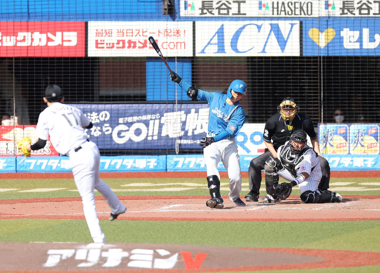 ロッテ対日本ハム　5回表日本ハム無死、空振り三振に倒れる清宮。投手佐々木朗（撮影・河田真司）