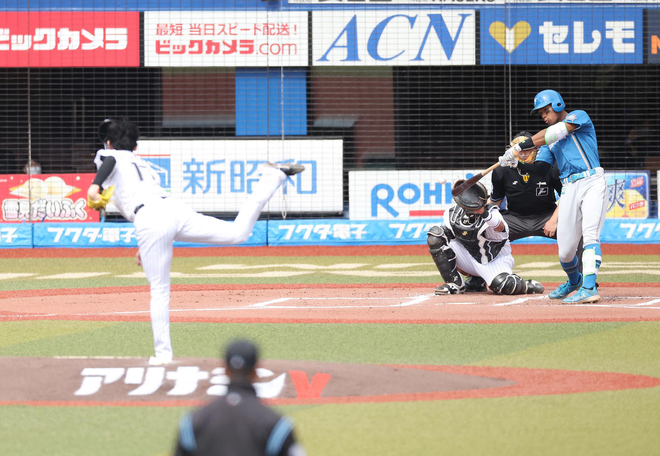 ロッテ対日本ハム　1回表日本ハム1死、中前打を放つ万波。投手佐々木朗（撮影・河田真司）