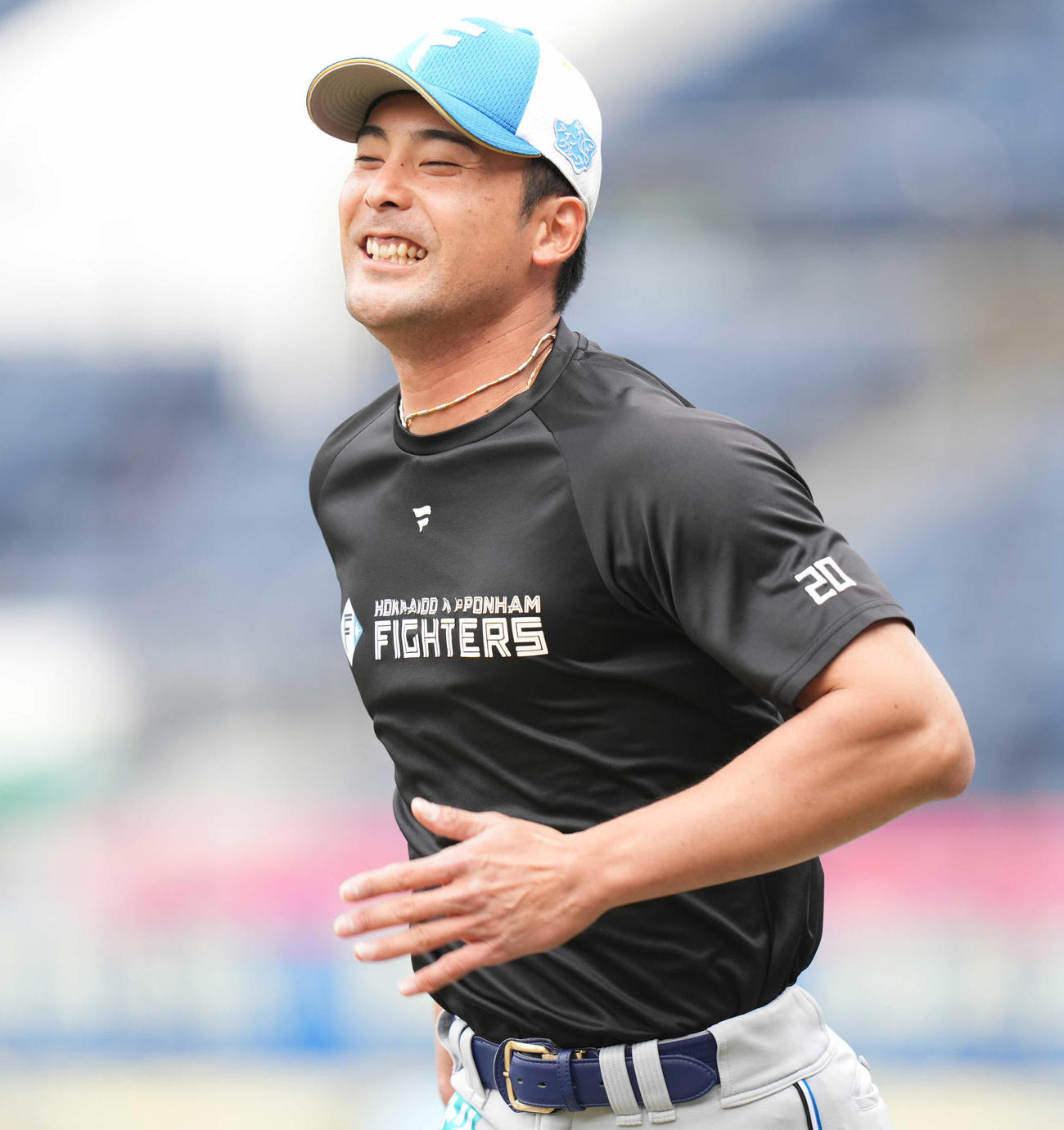 ロッテ対日本ハム　試合前練習で笑顔の日本ハム上原（2023年4月6日撮影）