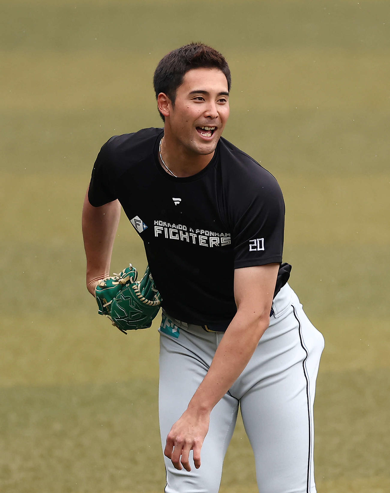 ロッテ対日本ハム　試合前、キャッチボールする日本ハム上原（2023年4月6日撮影）