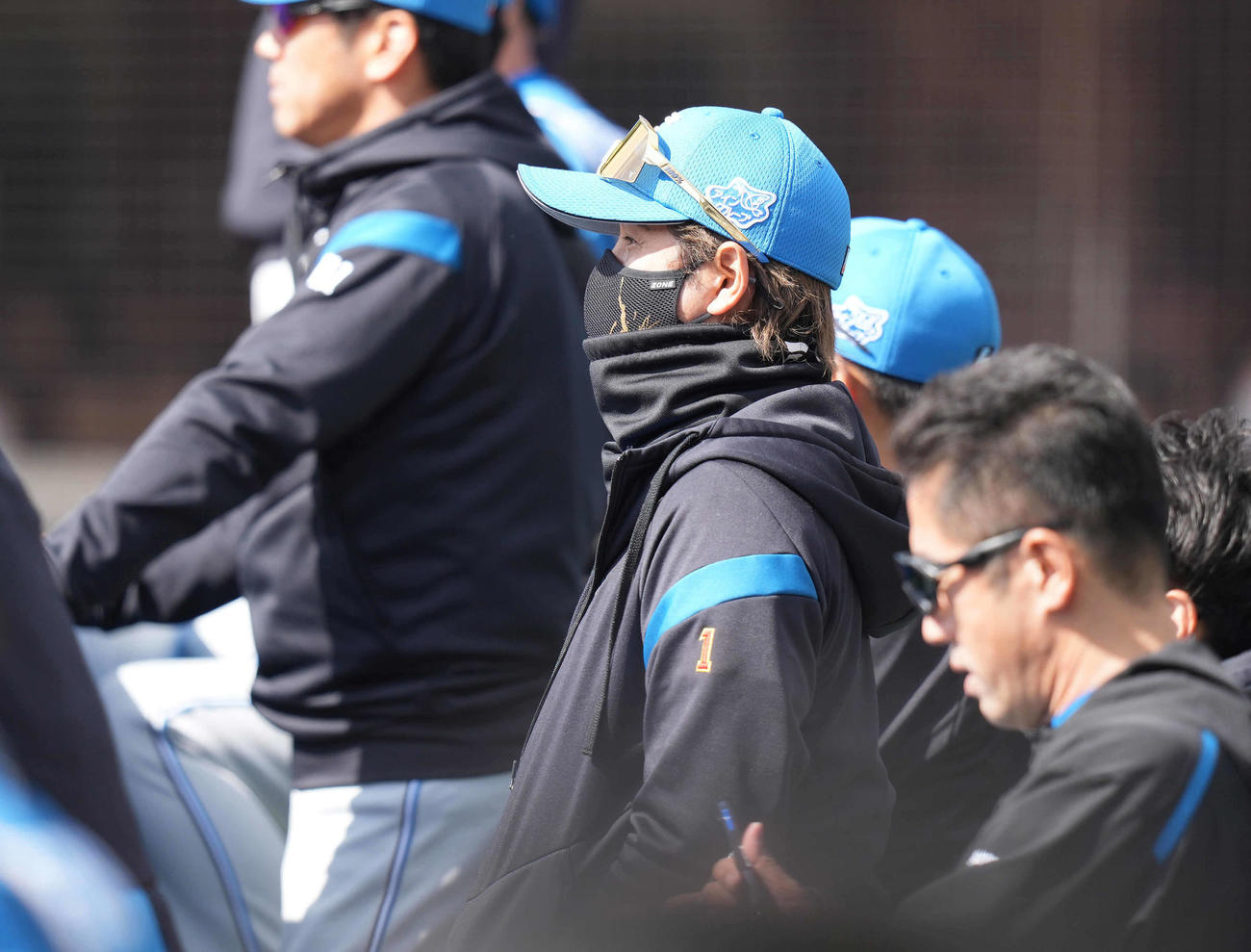 ロッテ対日本ハム　ベンチから試合を見る日本ハム新庄監督（2023年4月6日撮影）