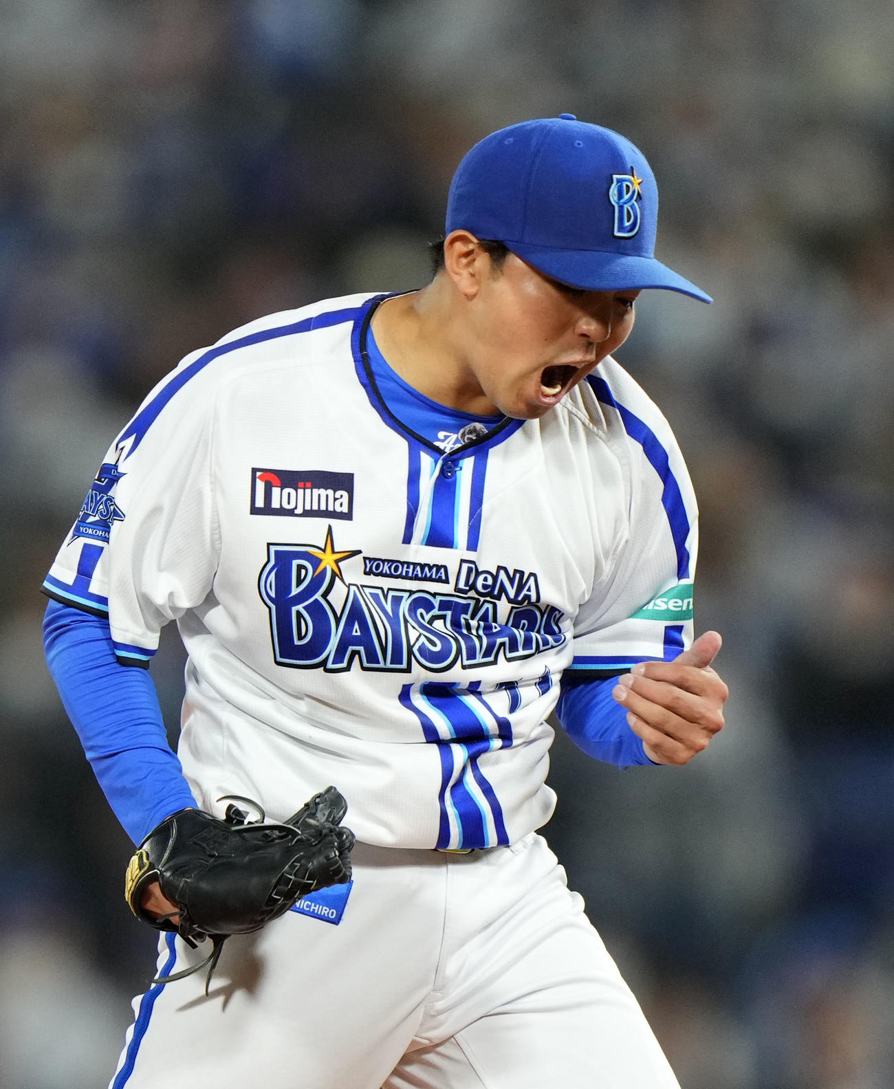 DeNA対巨人　4回表巨人2死三塁、岡本和を三振に仕留め雄たけびを上げる東（撮影・横山健太）