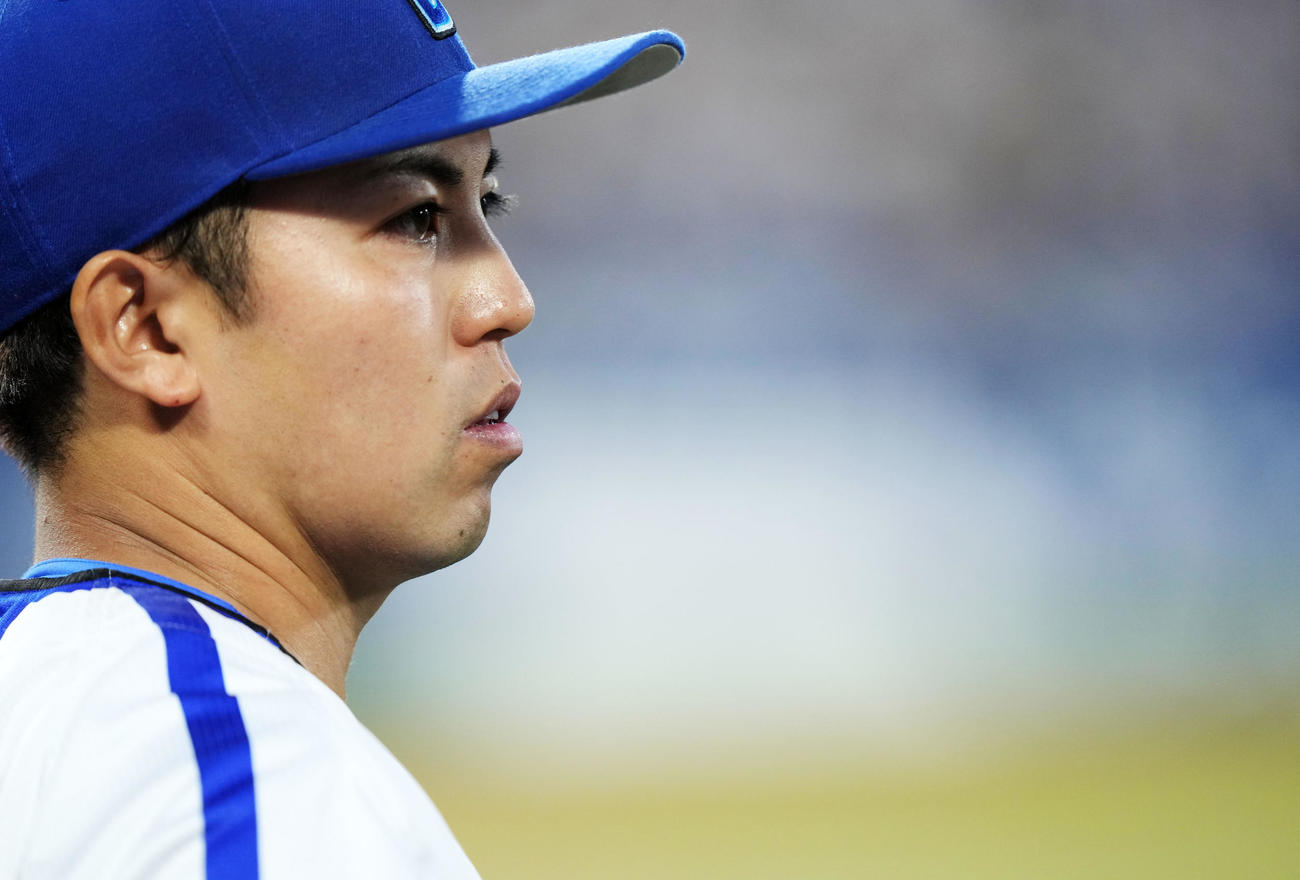 DeNA対巨人　キャッチボールをするDeNA東（撮影・横山健太）