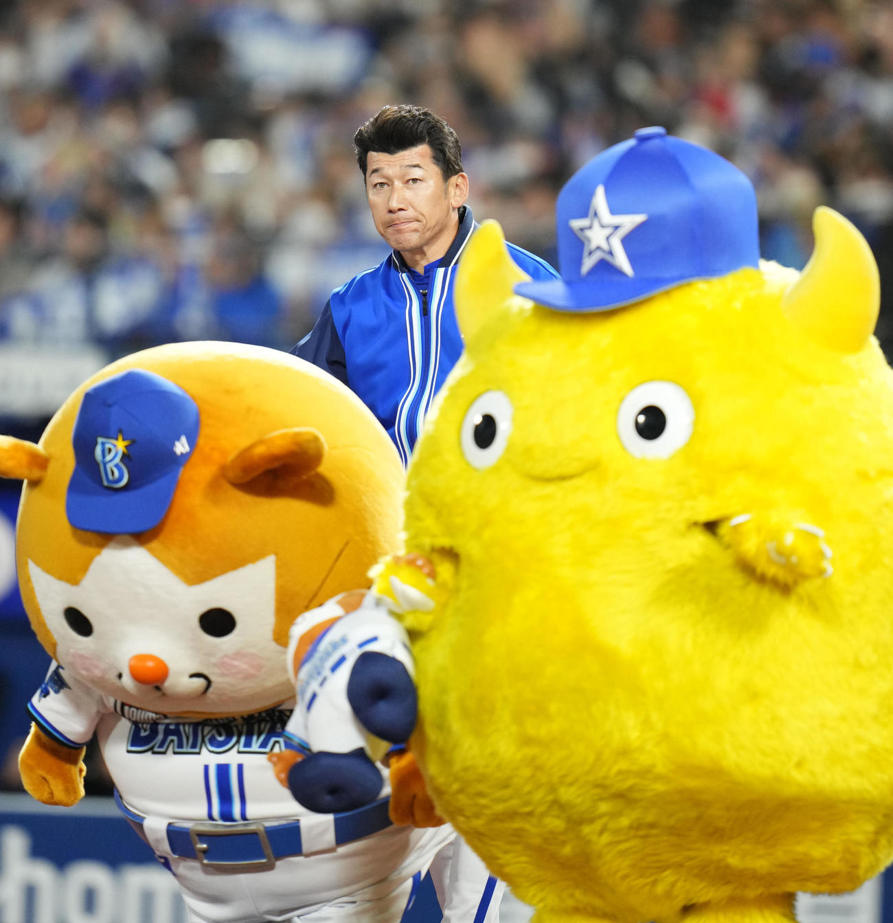 DeNA対巨人　巨人に勝利し声援に応えるDeNA三浦監督（撮影・横山健太）
