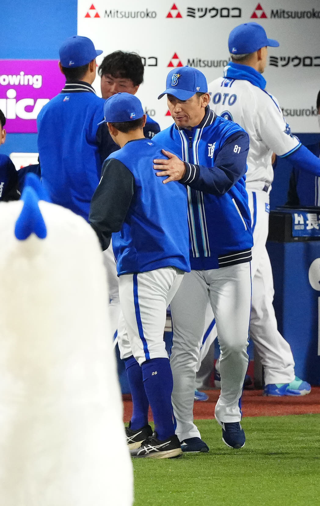 DeNA対巨人　試合後、DeNA東（手前左）をねぎらう三浦監督（撮影・江口和貴）