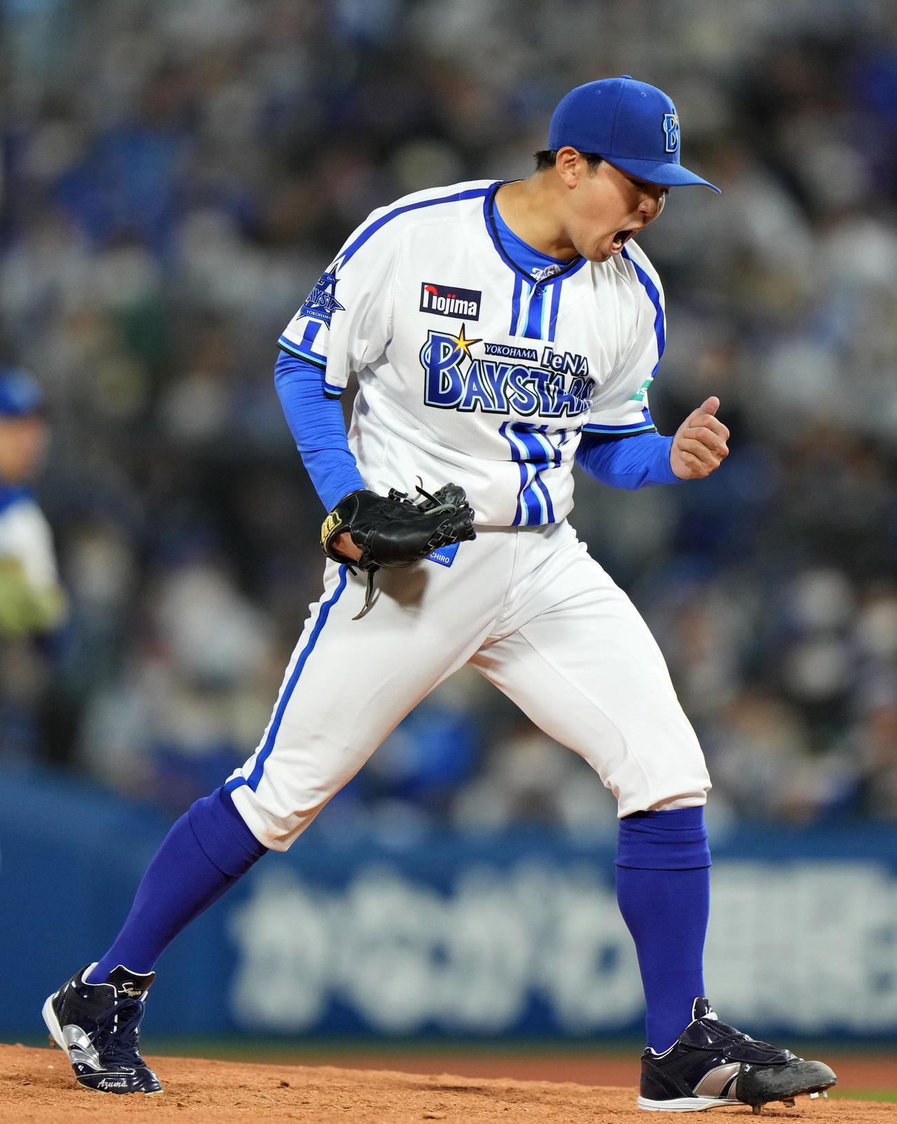DeNA対巨人　4回表巨人2死三塁、岡本和を三振に仕留め雄たけびを上げる東（撮影・横山健太）