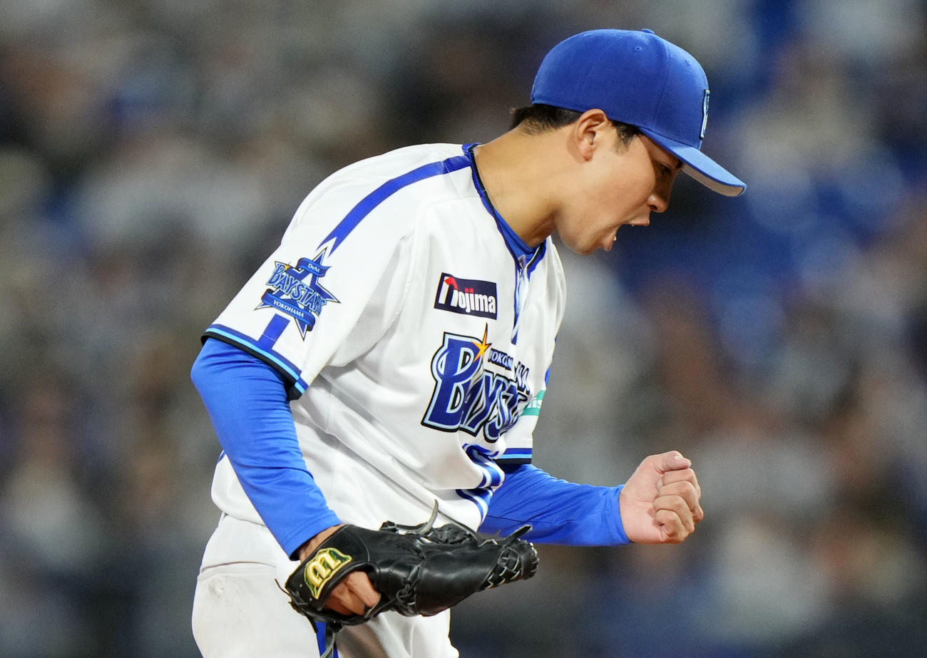 DeNA対巨人　4回表巨人2死三塁、岡本和真を三振に仕留めガッツポーズをする東（撮影・横山健太）