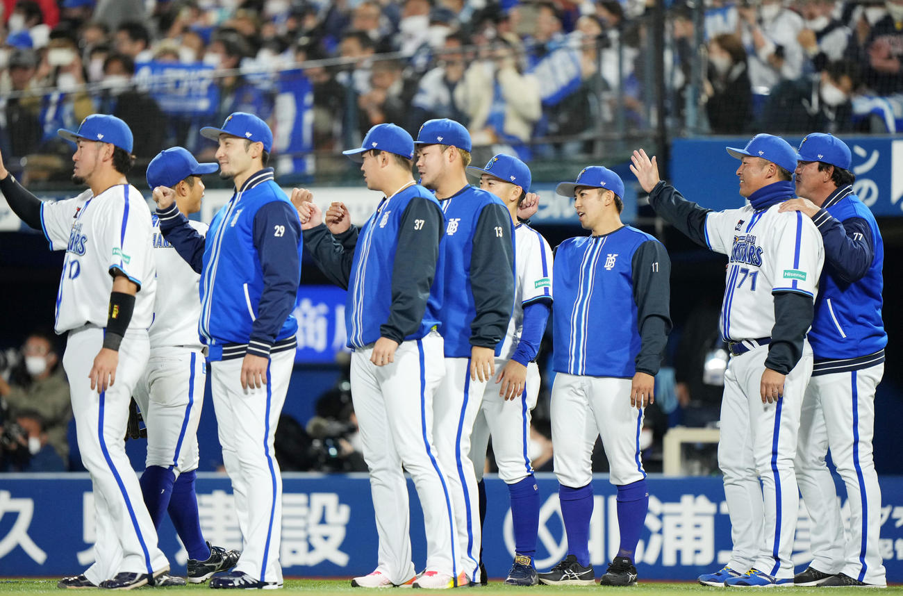 DeNA対巨人　巨人に勝利しタッチを交わす東（右から3人目）らDeNAナイン（撮影・横山健太）