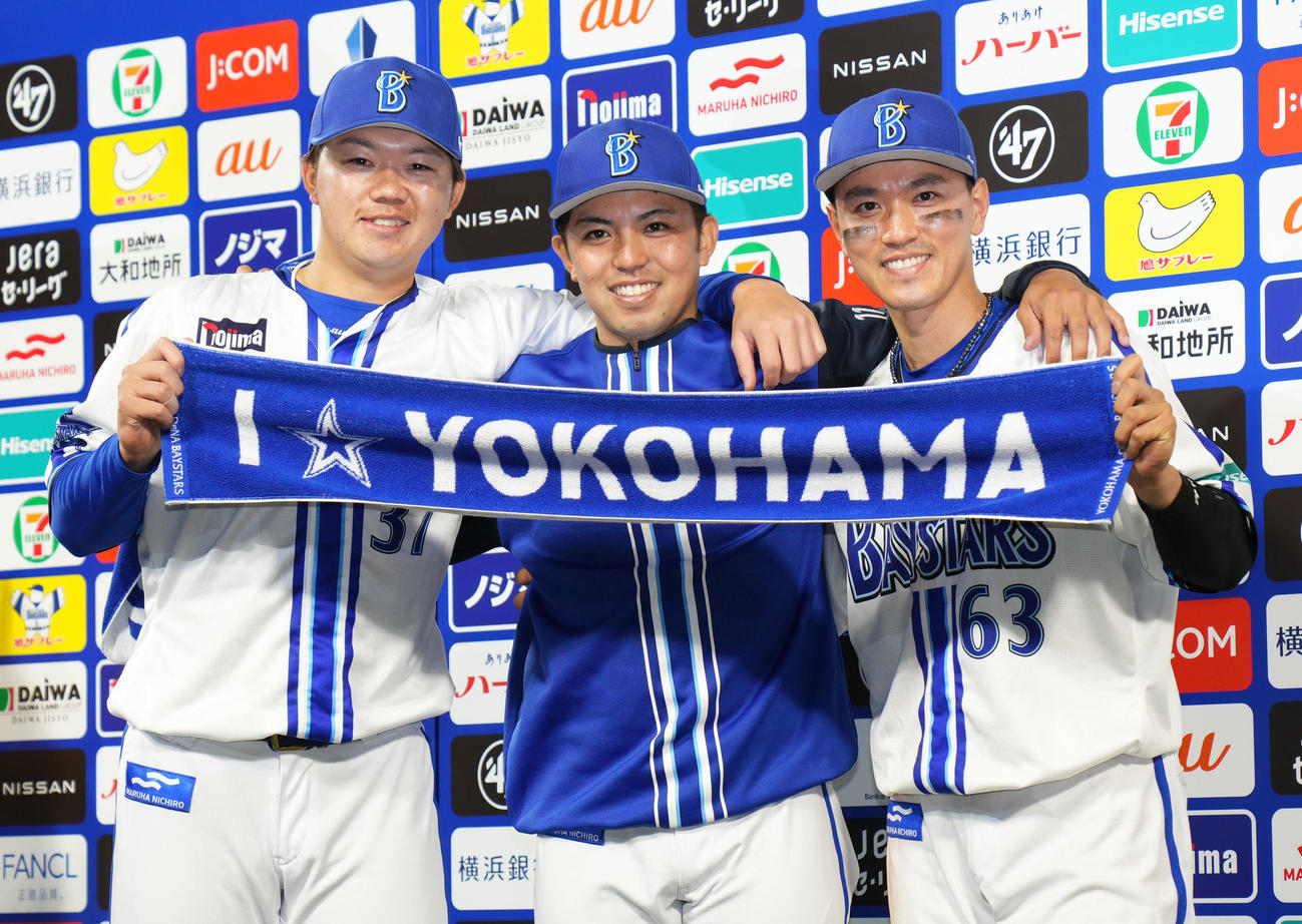DeNA対巨人　タオルを掲げ笑顔を見せる、左からDeNA楠本、東、関根（撮影・横山健太）