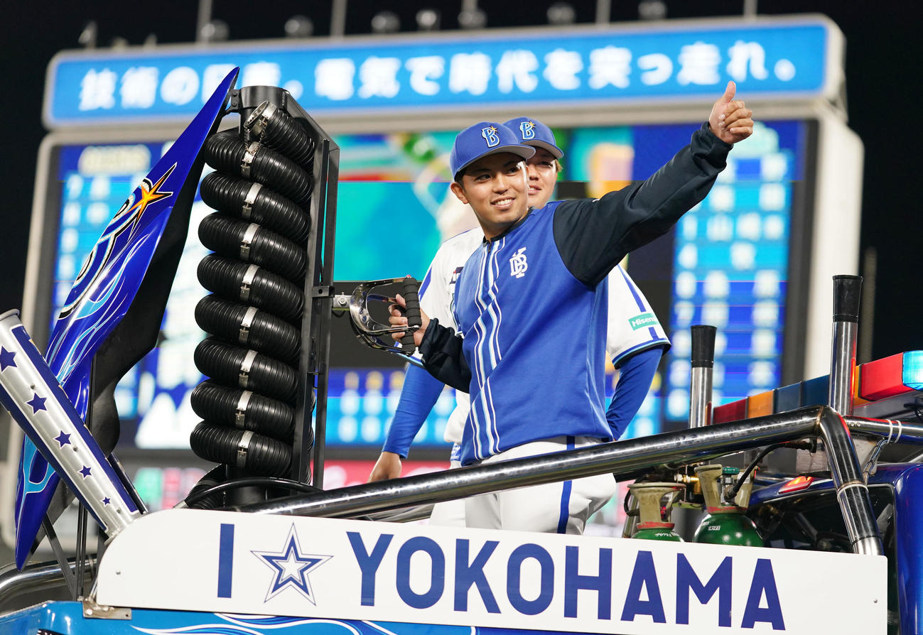 DeNA対巨人　ファンにサムズアップをするDeNA東（撮影・横山健太）