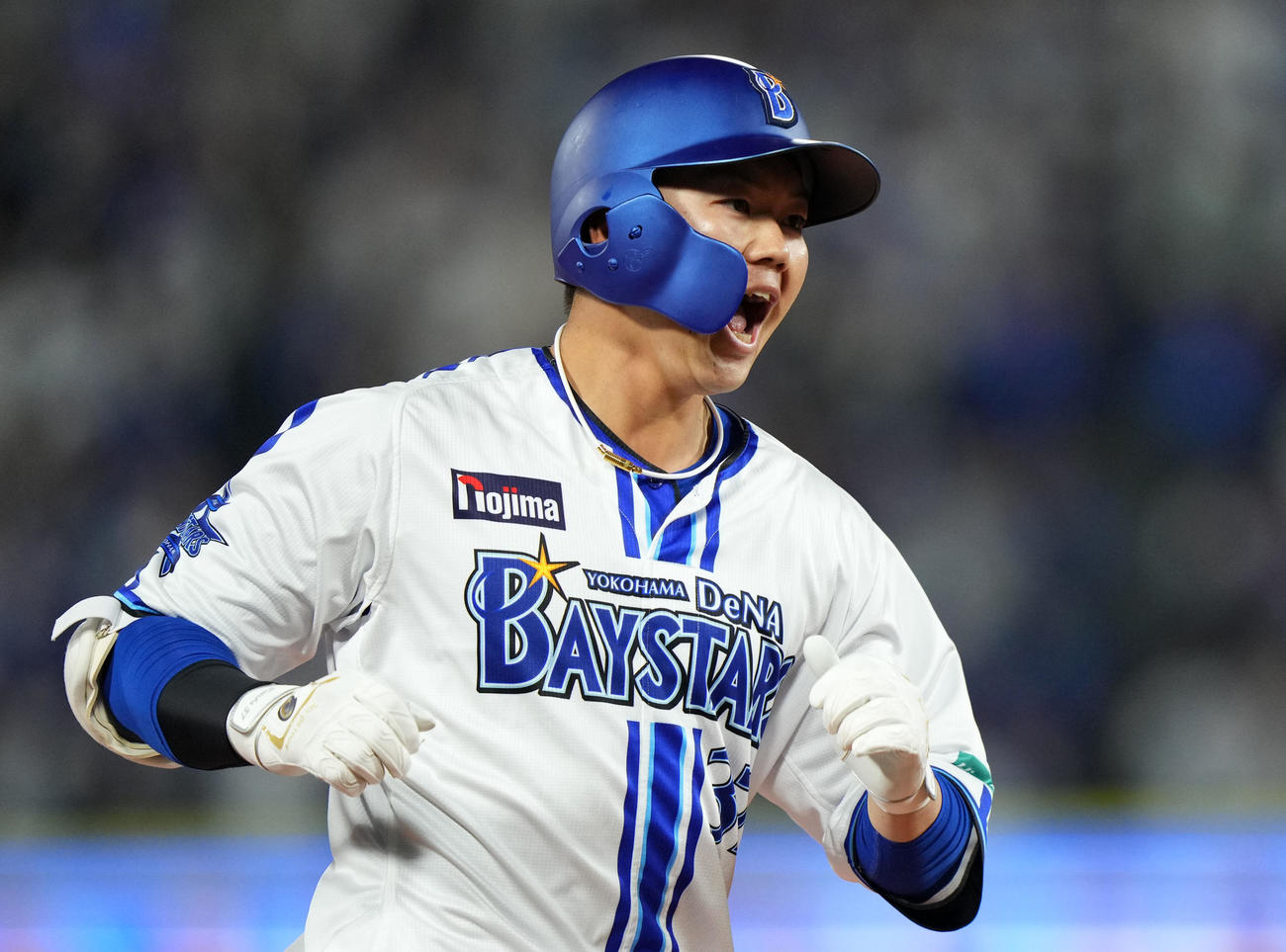 DeNA対巨人　7回裏DeNA2死一、二塁、右越え3点本塁打を放ちほえる楠本（撮影・横山健太）