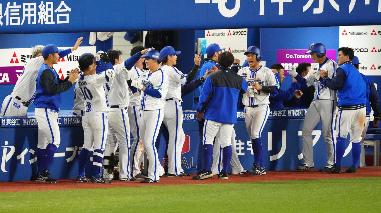 DeNA対巨人　7回裏DeNA2死一、二塁、3点本塁打を放ち、チームメートとタッチを交わす代打楠本（手前左から4人目）（撮影・江口和貴）