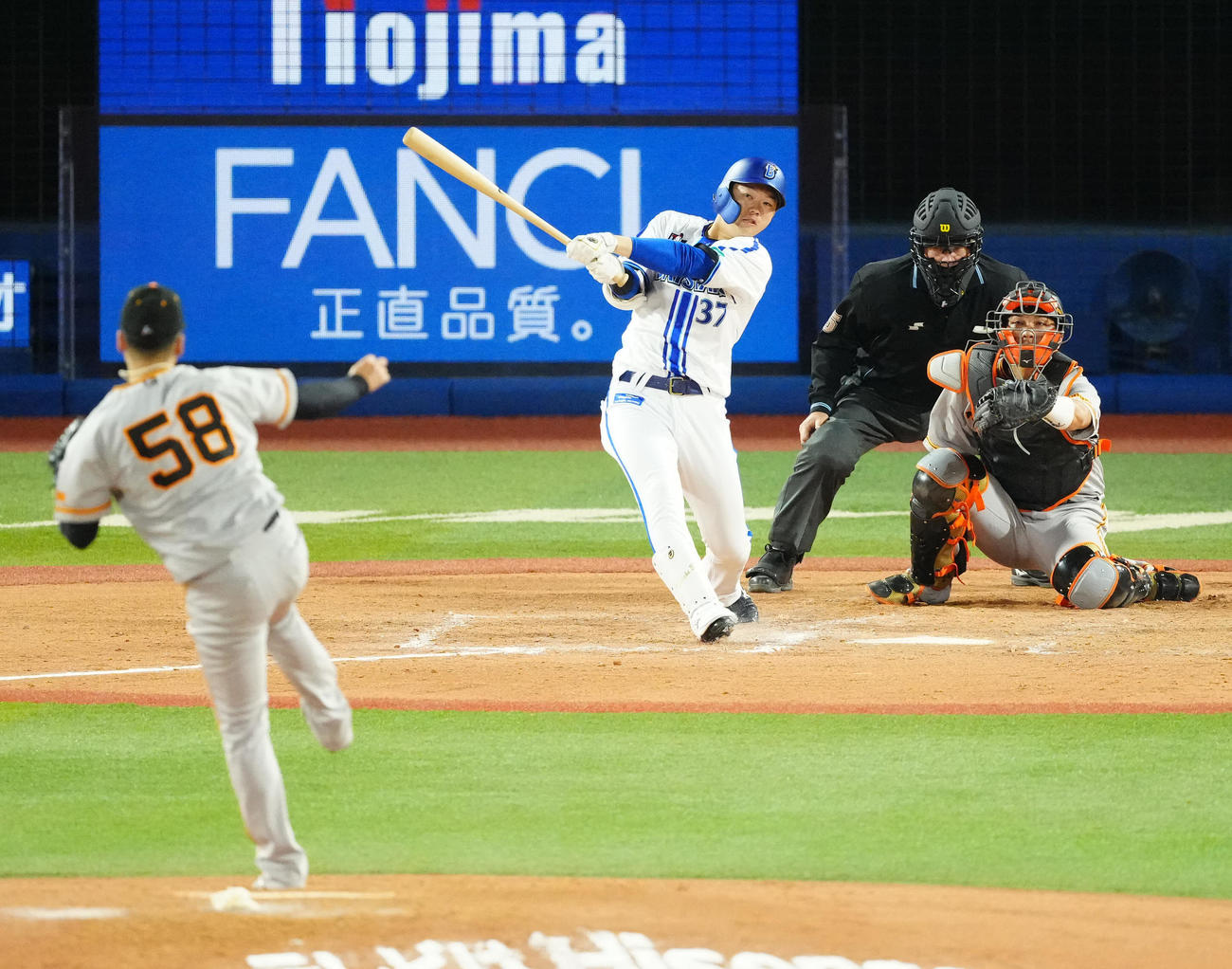 DeNA対巨人　7回裏DeNA2死一、二塁、3点本塁打を放つ代打楠本。投手船迫（撮影・江口和貴）