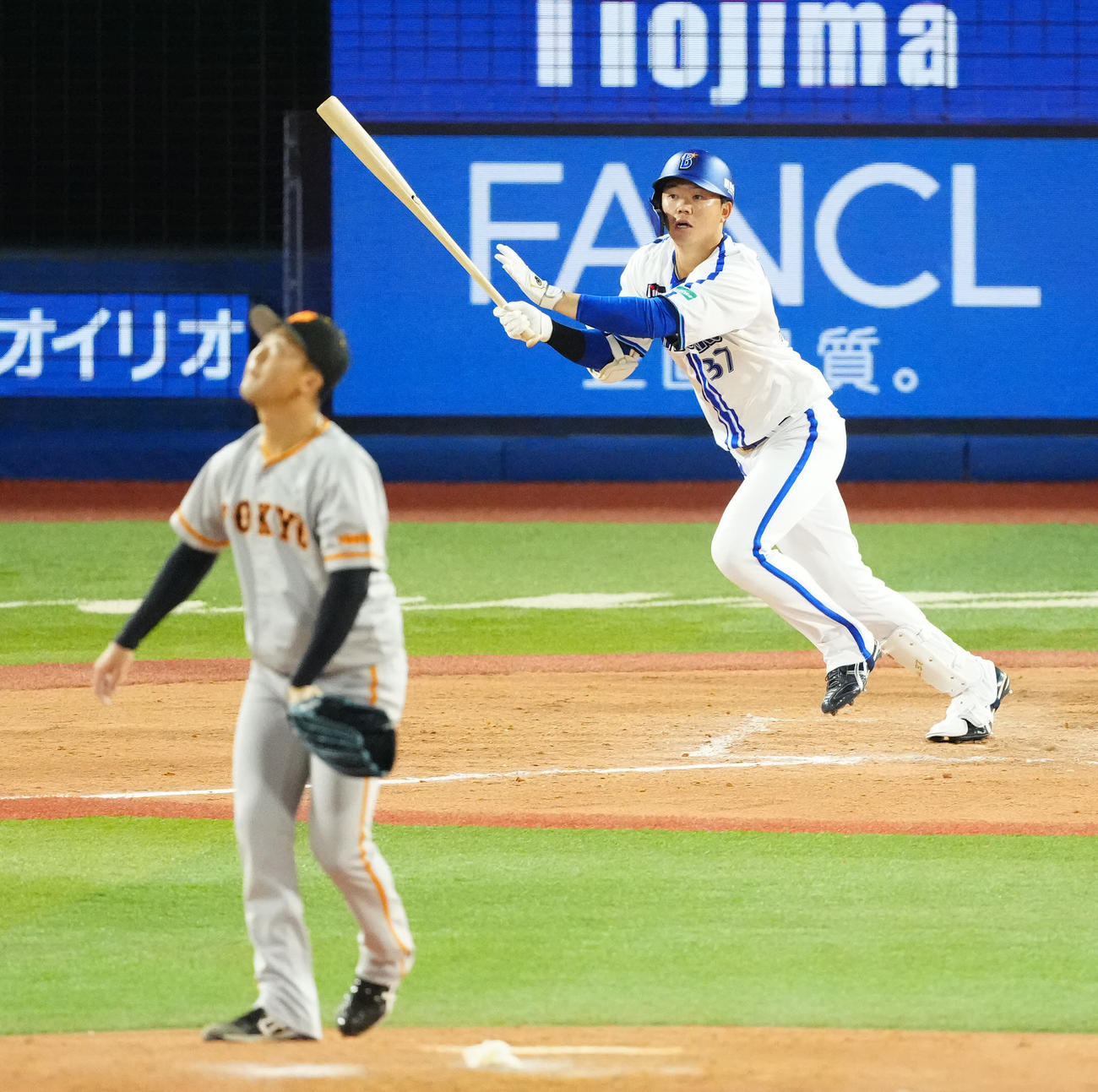 DeNA対巨人　7回裏DeNA2死一、二塁、3点本塁打を放つ代打楠本。投手船迫（撮影・江口和貴）
