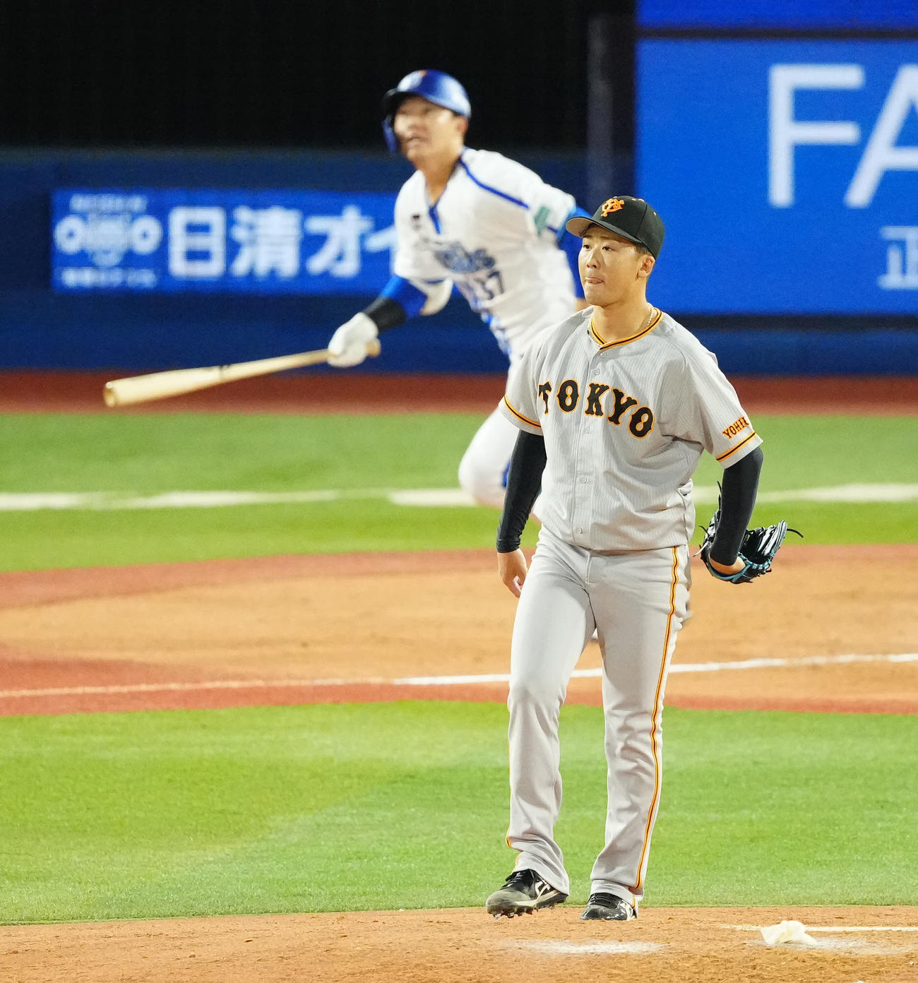 DeNA対巨人　7回裏DeNA2死一、二塁、楠本（後方）に3点本塁打を浴びる船迫（撮影・江口和貴）