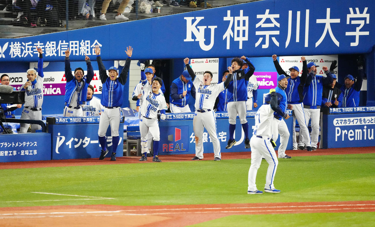 DeNA対巨人　7回裏DeNA2死一、二塁、代打楠本が3点本塁打を放ち、歓喜する選手たち。右端は三浦監督（撮影・江口和貴）