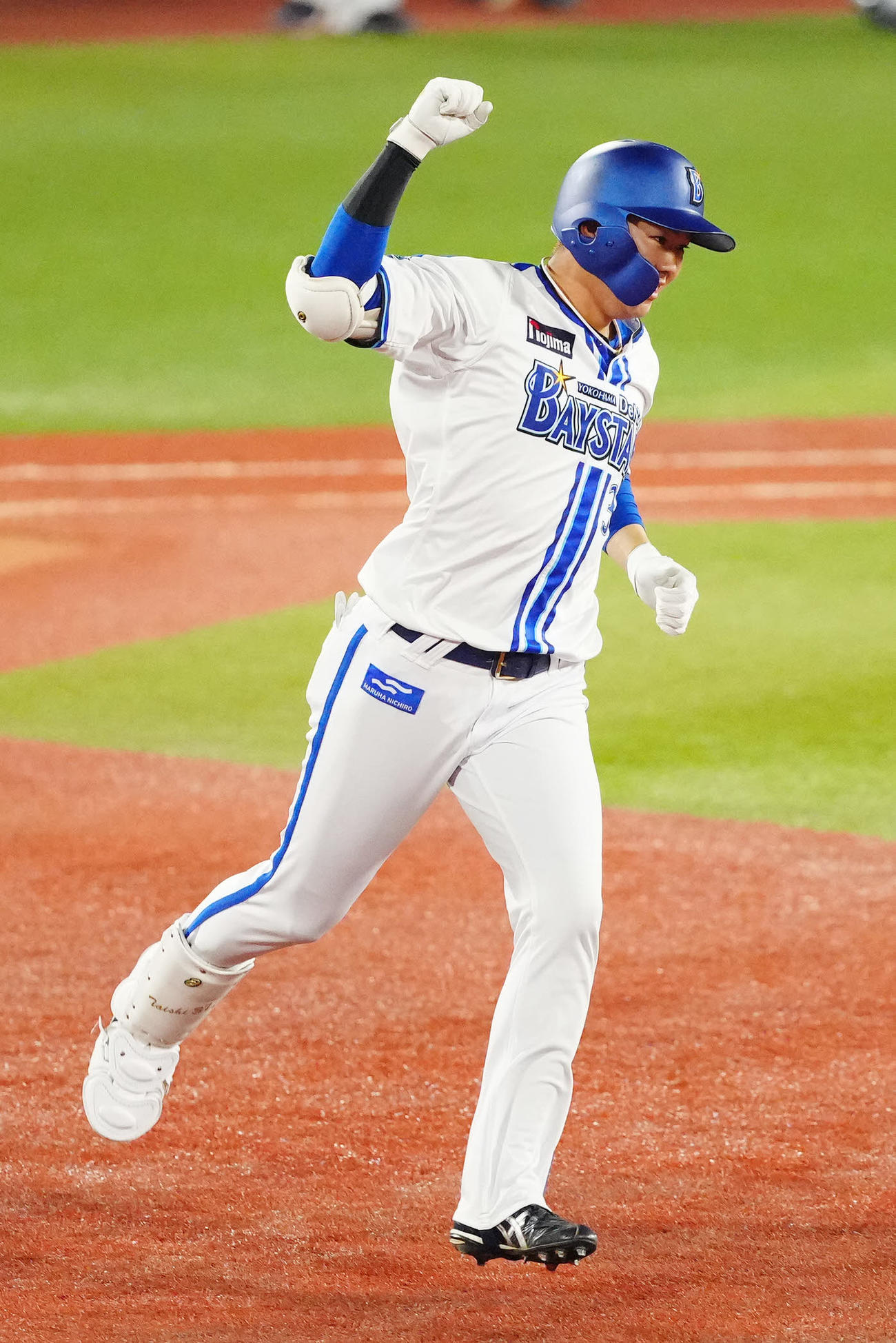DeNA対巨人　7回裏DeNA2死一、二塁、3点本塁打を放ち、ガッツポーズを見せる代打楠本（撮影・江口和貴）