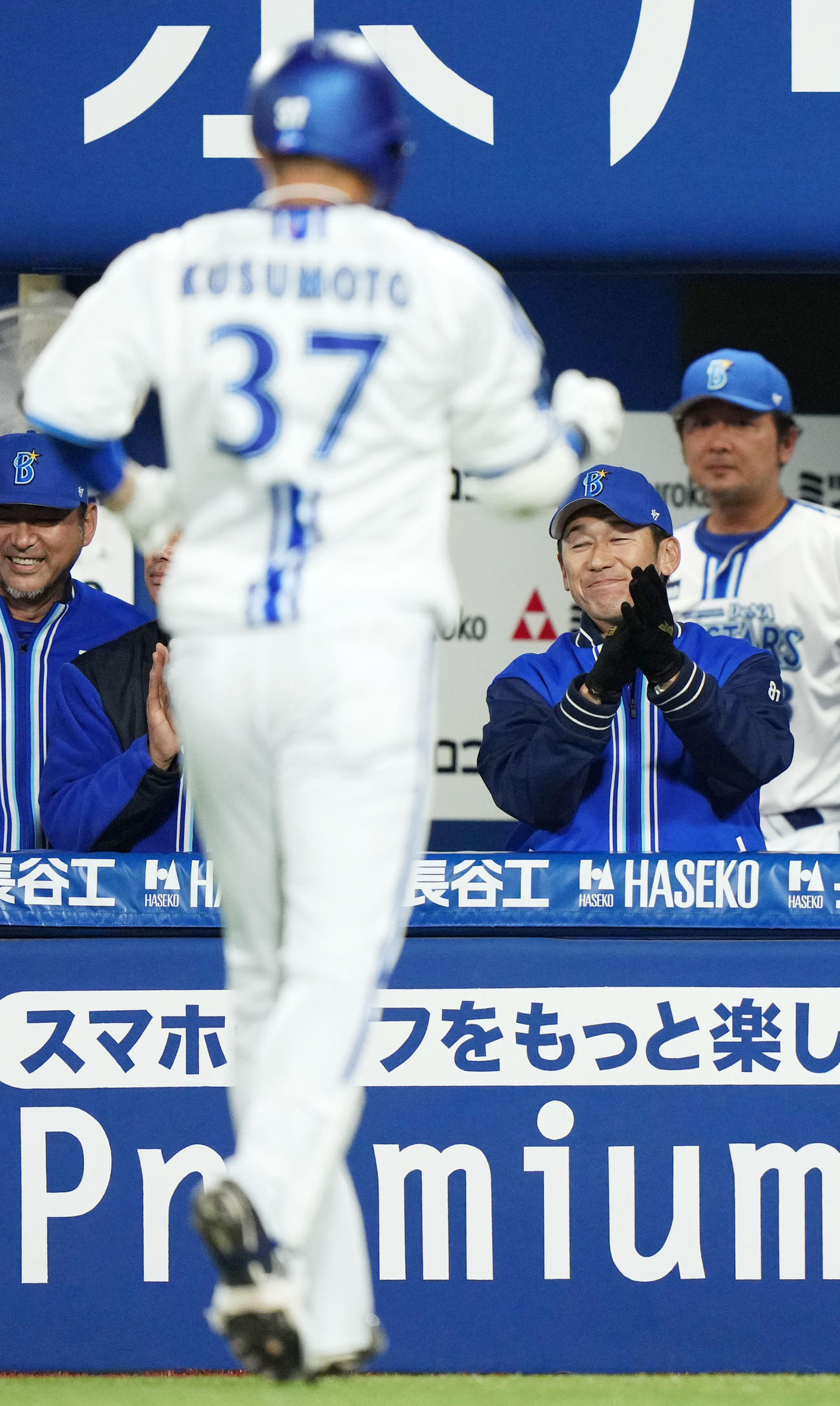 DeNA対巨人　7回裏DeNA2死一、二塁、右越え3点本塁打を放った楠本を笑顔で迎える三浦監督（右）（撮影・横山健太）