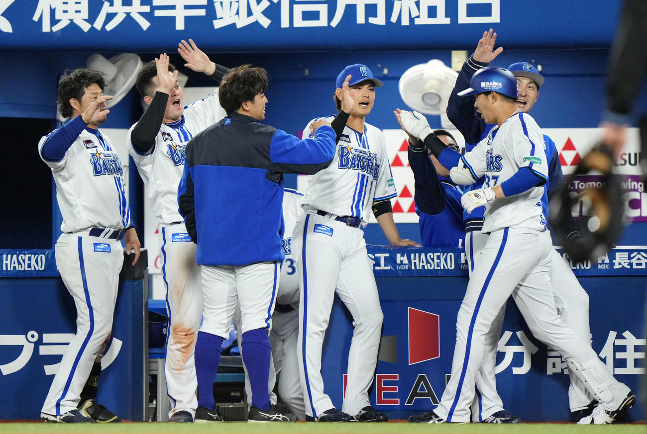 DeNA対巨人　7回裏DeNA2死一、二塁、右越え3点本塁打を放ちナインとタッチを交わす楠本（右）（撮影・横山健太）