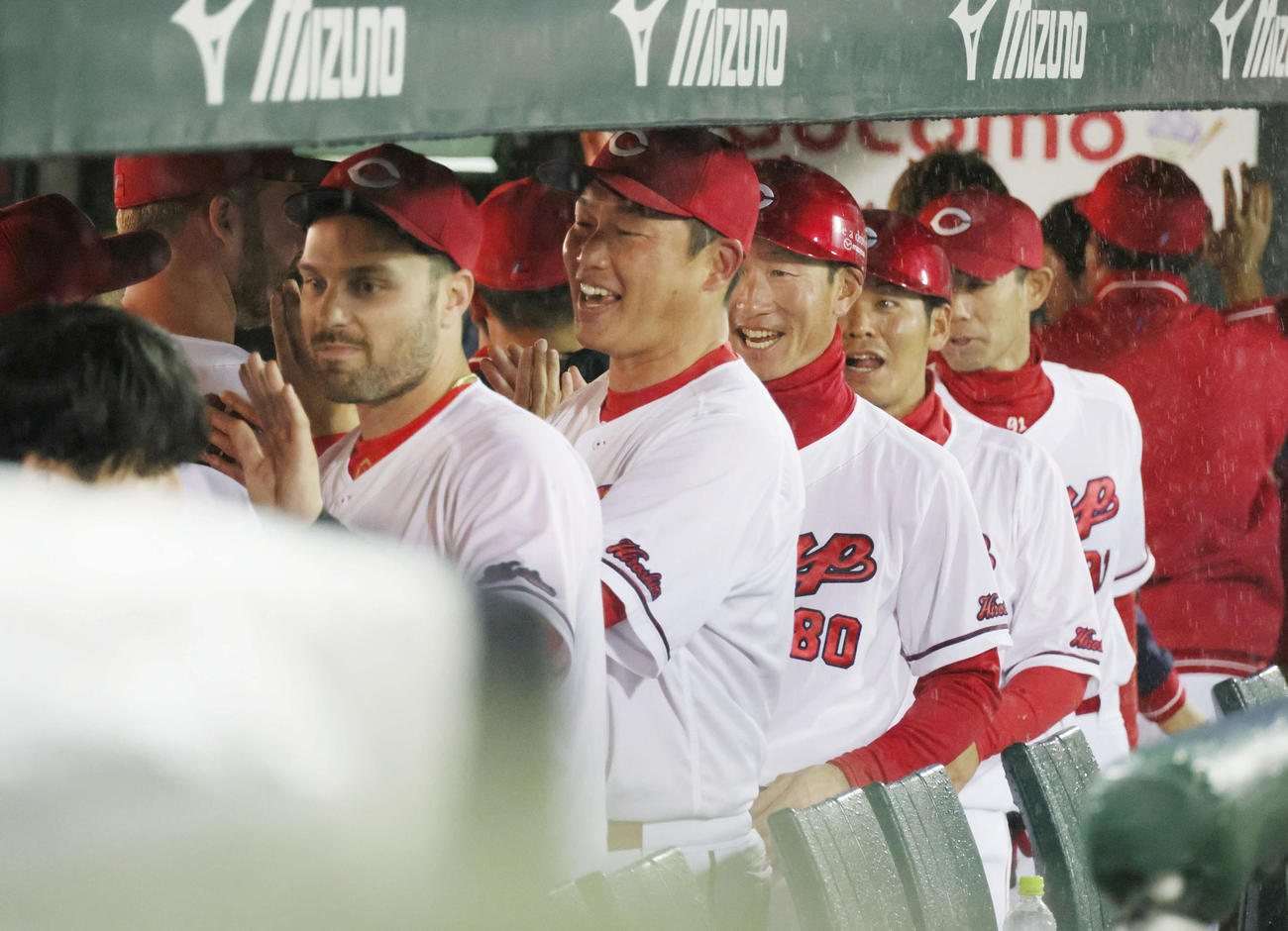広島対阪神　降雨コールドで初勝利、ベンチで喜びの笑顔をみせる新井監督（中央）（撮影・加藤孝規）