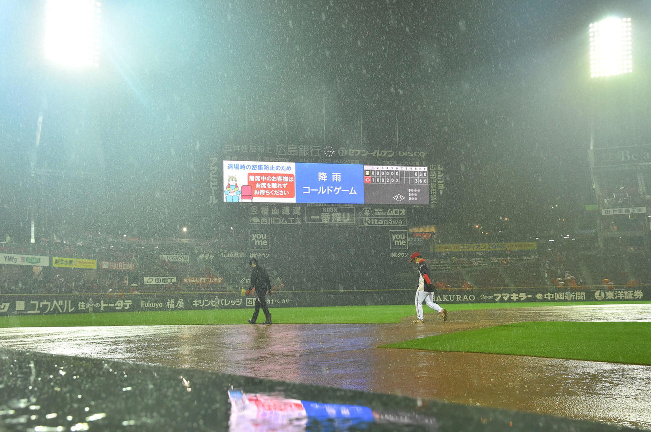 広島対阪神　6回表に雨脚が強まり、コールドゲームで広島勝利で終わる（撮影・岩下翔太）