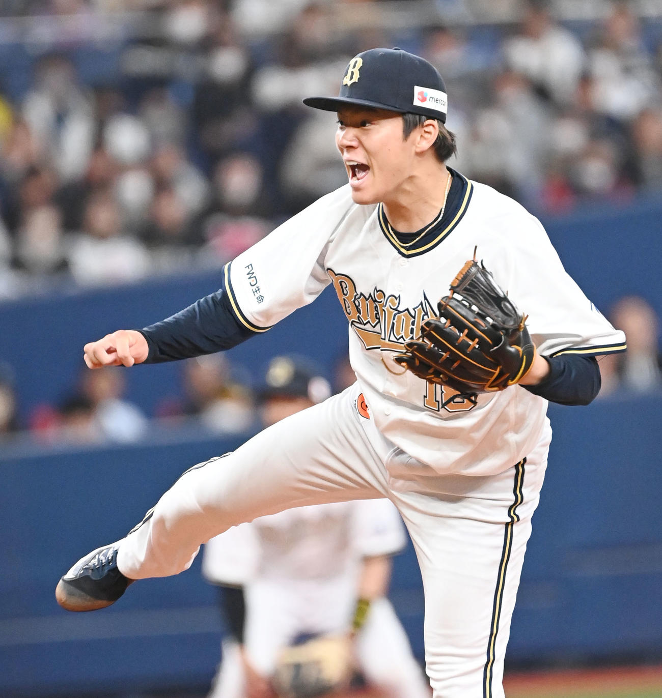オリックス対ソフトバンク　2回表ソフトバンク2死一、二塁、今宮を空振り三振に打ち取り声を上げるオリックス山本（撮影・和賀正仁）