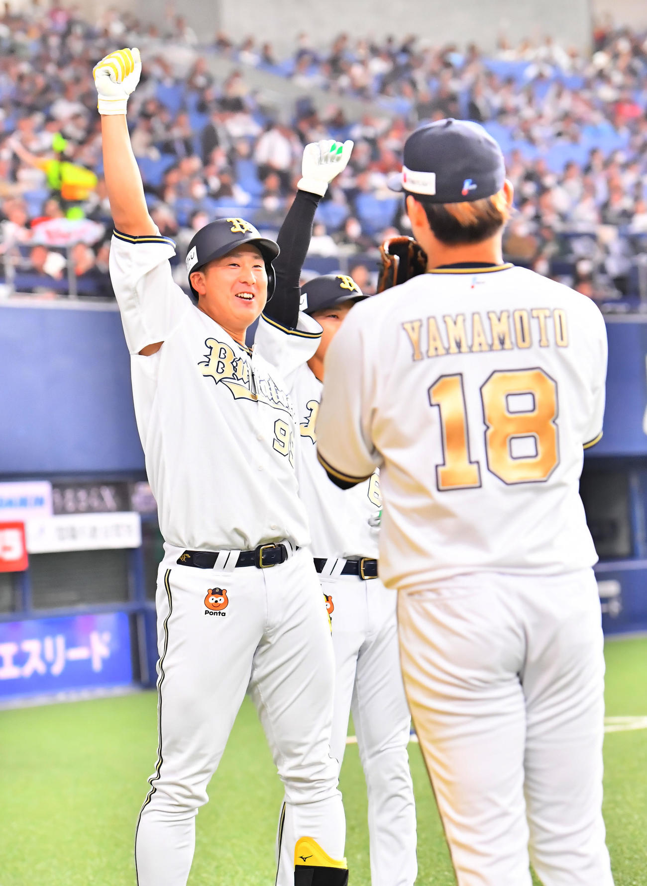 オリックス対ソフトバンク　3回裏オリックス2死二、三塁、左越え3点本塁打を放った杉本はベンチ前で昇天ポーズ、手前は山本（撮影・和賀正仁）