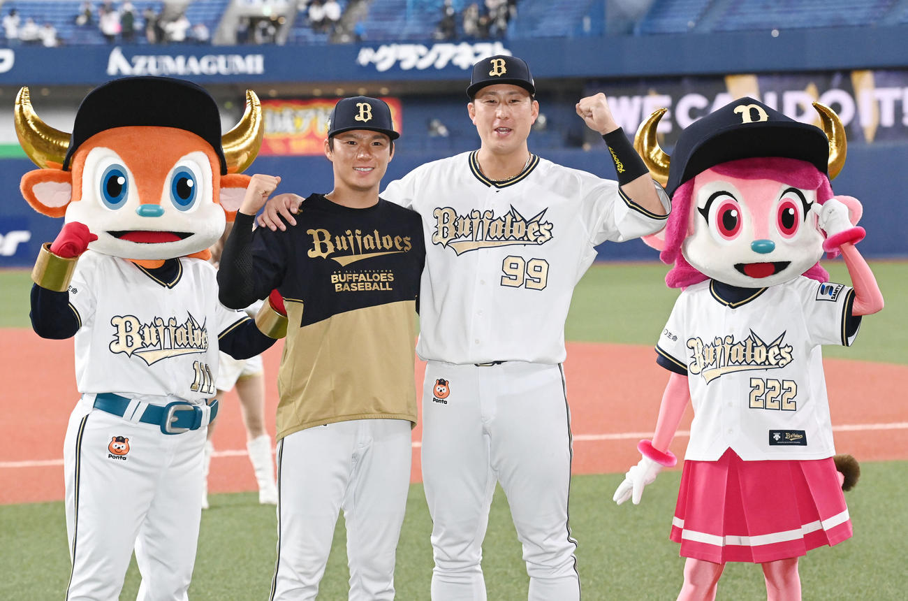 オリックス対ソフトバンク　ソフトバンクに勝利しガッツポーズする山本（左）と杉本（撮影・和賀正仁）