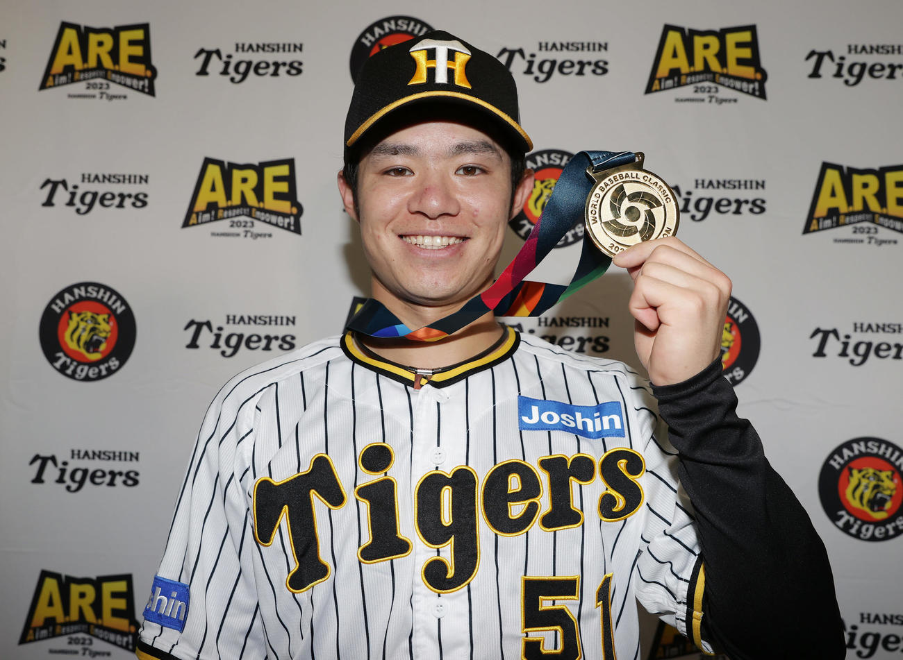WBCの優勝メダルを手に笑顔を見せる阪神中野（23年3月撮影）