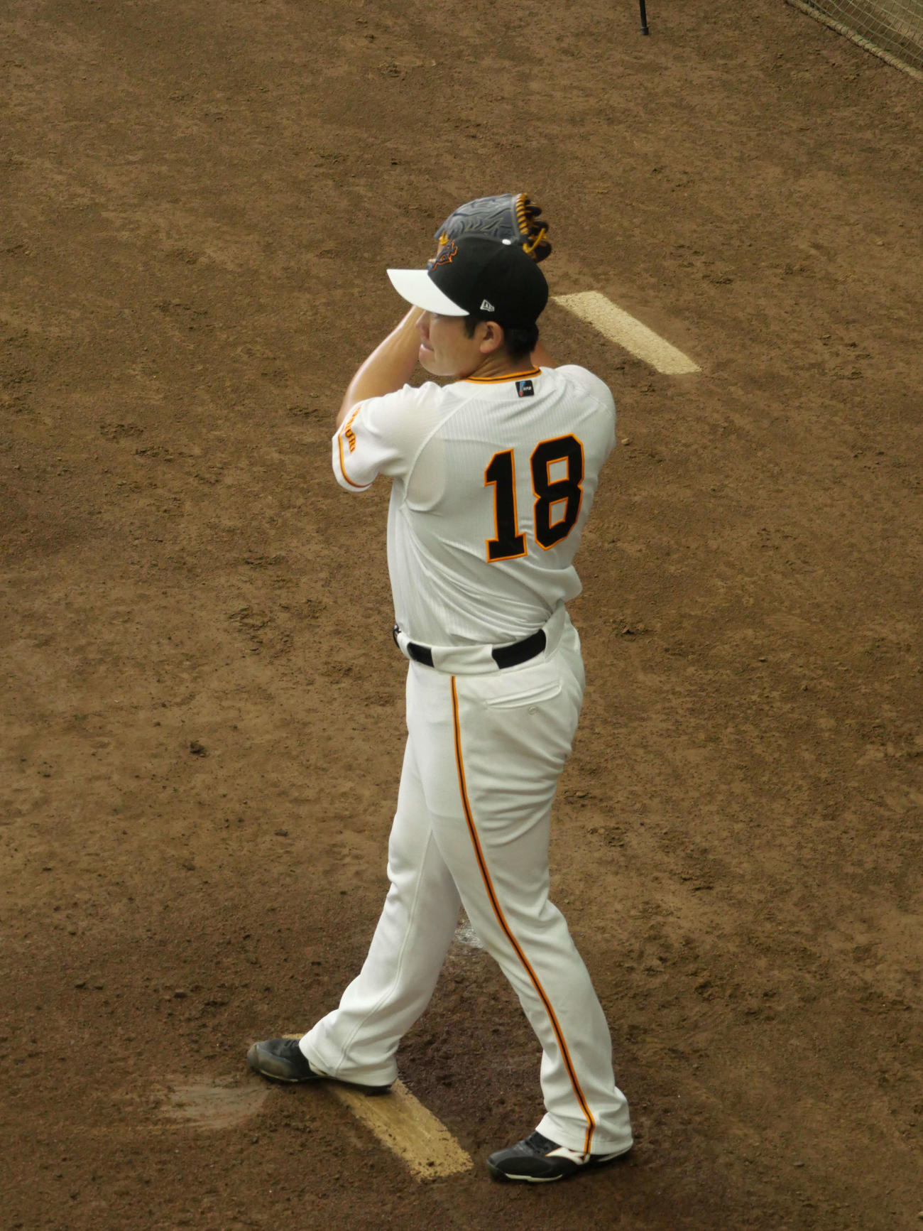 ブルペンで投球練習する巨人菅野（撮影・上田悠太）