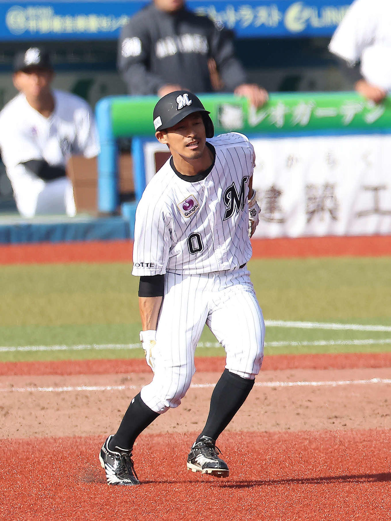7日　ロッテ対日本ハム　5回裏ロッテ1死一塁、左翼線に放ち、右足を押さえながら二塁に走る荻野（撮影・河田真司）