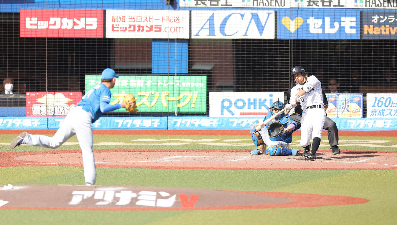 ロッテ対日本ハム　5回裏ロッテ1死一塁、左翼線に二塁打を放つ荻野貴司。投手加藤貴（2023年4月7日撮影）