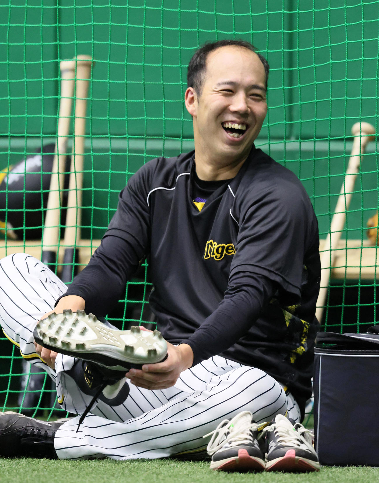 阪神対ヤクルト　練習で笑顔を見せる青柳（撮影・加藤哉）