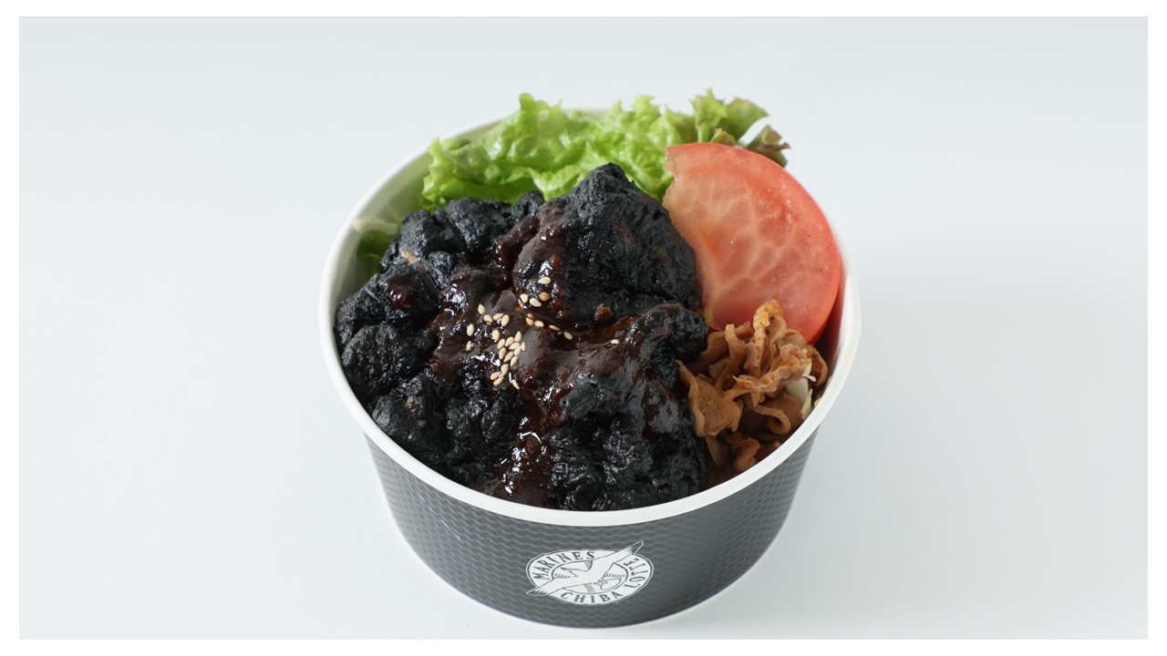 BLACK唐揚げ丼黒ニンニクソース（球団提供）