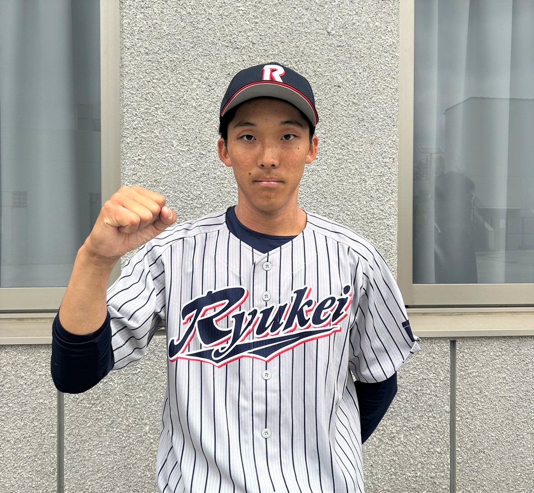 流通経大対駿河台大　1安打で完封しガッツポーズをする流通経大・上原（撮影・星夏穂）