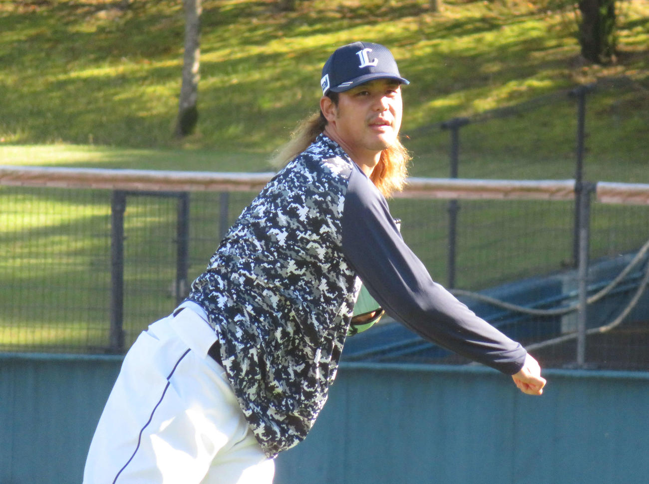 ソフトバンク戦前日の調整を行う西武高橋（撮影・金子真仁）