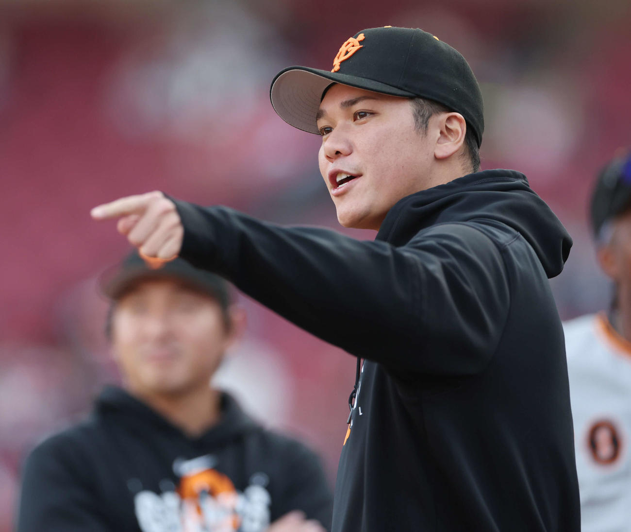 広島対巨人　試合前、ベンチから声を出す巨人坂本（撮影・宮地輝）