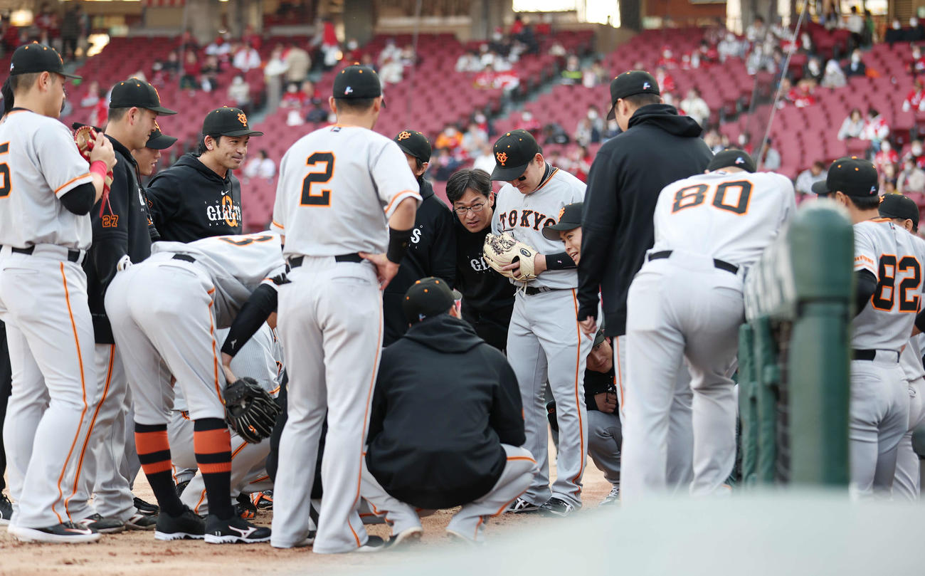 広島対巨人　試合前、円陣で声をかける巨人中山（右から5人目）（撮影・宮地輝）