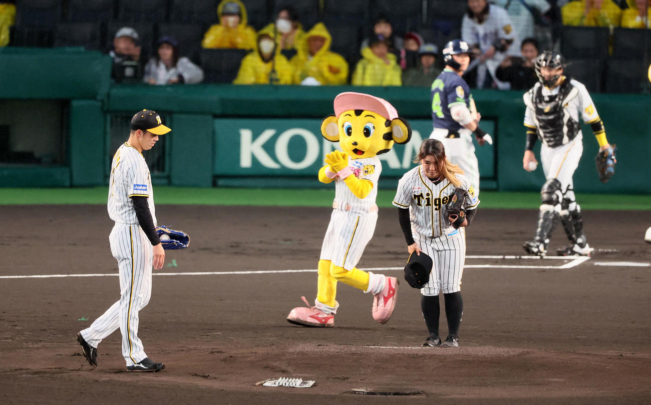 阪神対ヤクルト　始球式を行ったタイガースWomen森（撮影・加藤哉）
