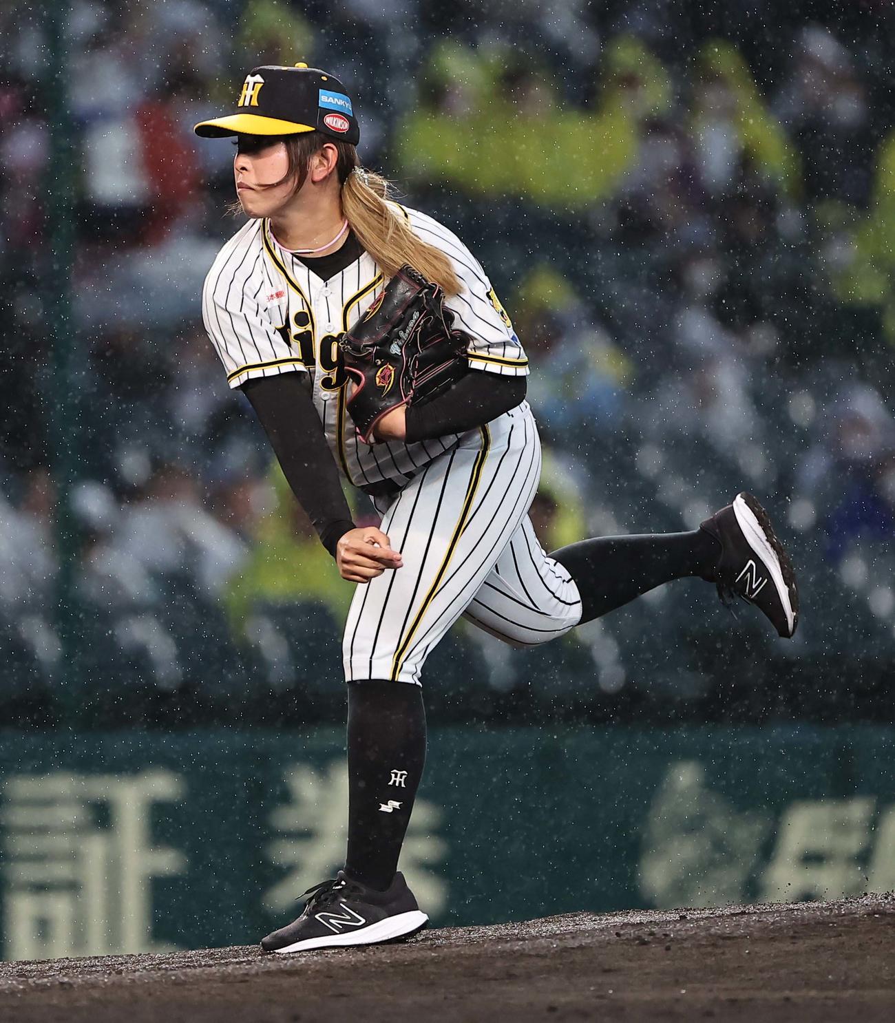 阪神対ヤクルト　始球式を務める阪神タイガースWoman森選手（撮影・上田博志）